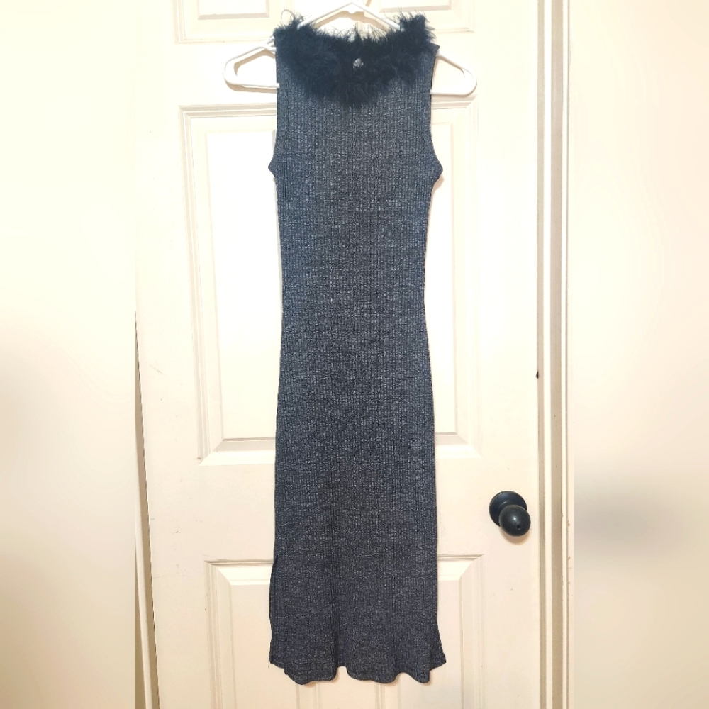 Elegant Ladies XS fitted long gray dress, sleeveless with feather collar.
